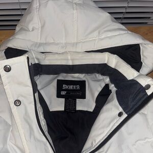 Size 10-12 girls SKIEER coat for skiing